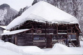 雪に閉じ込まれた家