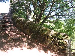 �ۂ����H����Ă���Ί_
